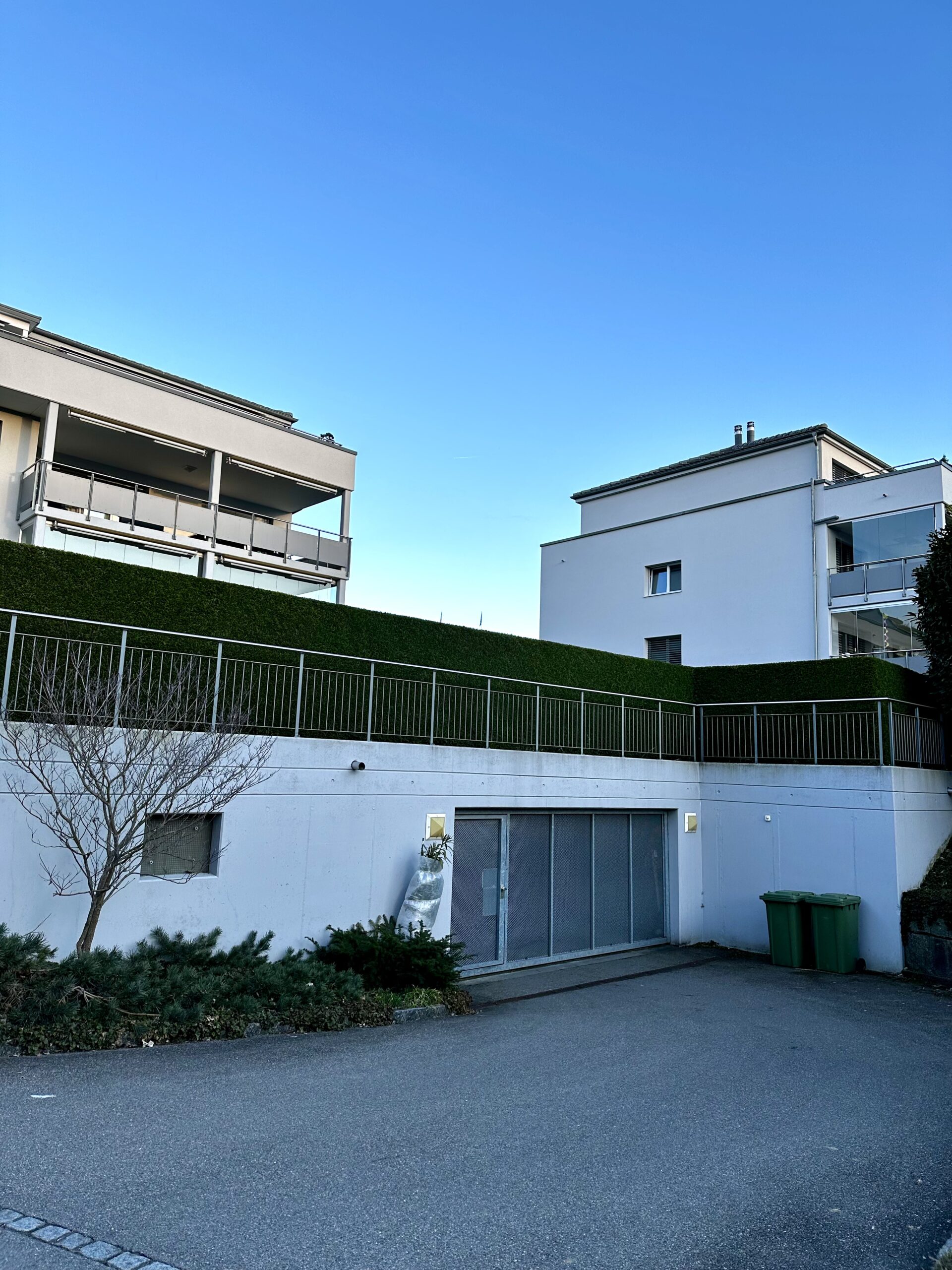 Mehrfamilienhaus mit moderner Fassade in Rickenbach, aufgenommen im Mai 2025