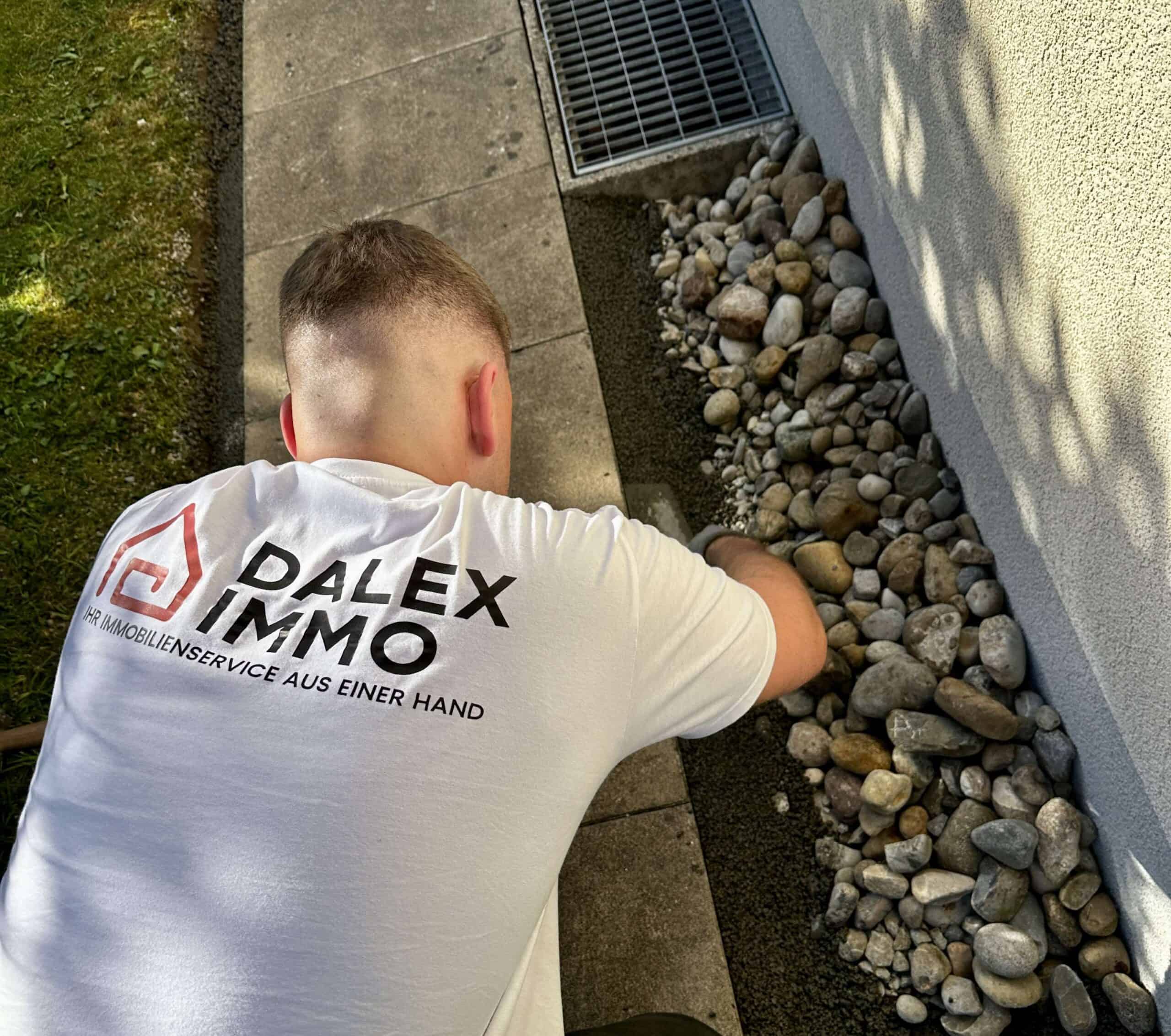 Mitarbeiter von Dalex Immo bei der Hauswartung in Zuzwil – Sanierung eines Sitzplatzes